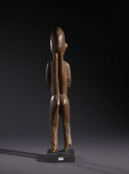 Lobi - Burkina Faso/Costa d'Avorio : Nello stile di Grande scultura antropomorfa in legno duro a patina naturale  - Asta Asta 444 | AFRICA, OCEANIA E AMERICHE - ARTIGIANATO AFRICANO: VARI COMMITTENTI E SELEZIONE DALLA COLLEZIONE BARTOLOMUCCI Online - Associazione Nazionale - Case d'Asta italiane