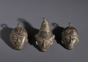 Baule - Costa d'Avorio - Nello stile di Lotto composto da tre piccole maschere antropomorfe  in bronzo