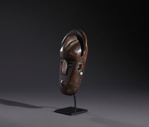 Bambara - Mali : Nello stile di Maschera antropomorfa in legno duro a patina marrone  - Asta Asta 444 | AFRICA, OCEANIA E AMERICHE - ARTIGIANATO AFRICANO: VARI COMMITTENTI E SELEZIONE DALLA COLLEZIONE BARTOLOMUCCI Online - Associazione Nazionale - Case d'Asta italiane