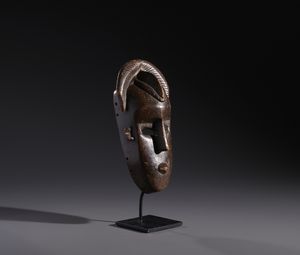 Bambara - Mali : Nello stile di Maschera antropomorfa in legno duro a patina marrone  - Asta Asta 444 | AFRICA, OCEANIA E AMERICHE - ARTIGIANATO AFRICANO: VARI COMMITTENTI E SELEZIONE DALLA COLLEZIONE BARTOLOMUCCI Online - Associazione Nazionale - Case d'Asta italiane