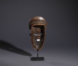 Bambara - Mali : Nello stile di Maschera antropomorfa in legno duro a patina marrone  - Asta Asta 444 | AFRICA, OCEANIA E AMERICHE - ARTIGIANATO AFRICANO: VARI COMMITTENTI E SELEZIONE DALLA COLLEZIONE BARTOLOMUCCI Online - Associazione Nazionale - Case d'Asta italiane