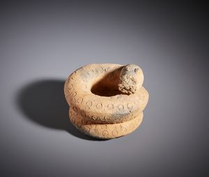 Bambara - Mali : Piccola scultura zoomorfa a forma di serpente acciambellato in terracotta  - Asta Asta 444 | AFRICA, OCEANIA E AMERICHE - ARTIGIANATO AFRICANO: VARI COMMITTENTI E SELEZIONE DALLA COLLEZIONE BARTOLOMUCCI Online - Associazione Nazionale - Case d'Asta italiane