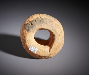 Bambara - Mali : Piccola scultura zoomorfa a forma di serpente acciambellato in terracotta  - Asta Asta 444 | AFRICA, OCEANIA E AMERICHE - ARTIGIANATO AFRICANO: VARI COMMITTENTI E SELEZIONE DALLA COLLEZIONE BARTOLOMUCCI Online - Associazione Nazionale - Case d'Asta italiane