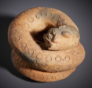 Bambara - Mali : Piccola scultura zoomorfa a forma di serpente acciambellato in terracotta  - Asta Asta 444 | AFRICA, OCEANIA E AMERICHE - ARTIGIANATO AFRICANO: VARI COMMITTENTI E SELEZIONE DALLA COLLEZIONE BARTOLOMUCCI Online - Associazione Nazionale - Case d'Asta italiane
