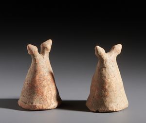 Sonink - Mali : Nello stile di Lotto composto da due piccoli piedi per letto in terracotta  - Asta Asta 444 | AFRICA, OCEANIA E AMERICHE - ARTIGIANATO AFRICANO: VARI COMMITTENTI E SELEZIONE DALLA COLLEZIONE BARTOLOMUCCI Online - Associazione Nazionale - Case d'Asta italiane