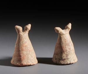 Sonink - Mali : Nello stile di Lotto composto da due piccoli piedi per letto in terracotta  - Asta Asta 444 | AFRICA, OCEANIA E AMERICHE - ARTIGIANATO AFRICANO: VARI COMMITTENTI E SELEZIONE DALLA COLLEZIONE BARTOLOMUCCI Online - Associazione Nazionale - Case d'Asta italiane