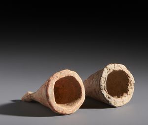 Sonink - Mali : Nello stile di Lotto composto da due piccoli piedi per letto in terracotta  - Asta Asta 444 | AFRICA, OCEANIA E AMERICHE - ARTIGIANATO AFRICANO: VARI COMMITTENTI E SELEZIONE DALLA COLLEZIONE BARTOLOMUCCI Online - Associazione Nazionale - Case d'Asta italiane