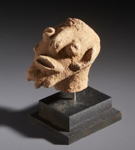 Komaland - Ghana : Nello stile di Frammento di testa antropomorfa in terracotta con base  - Asta Asta 444 | AFRICA, OCEANIA E AMERICHE - ARTIGIANATO AFRICANO: VARI COMMITTENTI E SELEZIONE DALLA COLLEZIONE BARTOLOMUCCI Online - Associazione Nazionale - Case d'Asta italiane