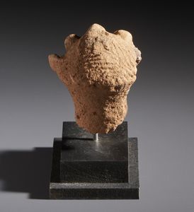 Komaland - Ghana : Nello stile di Frammento di testa antropomorfa in terracotta con base  - Asta Asta 444 | AFRICA, OCEANIA E AMERICHE - ARTIGIANATO AFRICANO: VARI COMMITTENTI E SELEZIONE DALLA COLLEZIONE BARTOLOMUCCI Online - Associazione Nazionale - Case d'Asta italiane
