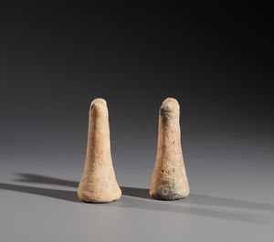 Sonink� - Mali : Nello stile di Lotto composto da due piccoli piedi da letto in terracotta  - Asta Asta 444 | AFRICA, OCEANIA E AMERICHE - ARTIGIANATO AFRICANO: VARI COMMITTENTI E SELEZIONE DALLA COLLEZIONE BARTOLOMUCCI Online - Associazione Nazionale - Case d'Asta italiane