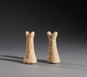 Sonink� - Mali : Nello stile di Lotto composto da due piccoli piedi da letto in terracotta  - Asta Asta 444 | AFRICA, OCEANIA E AMERICHE - ARTIGIANATO AFRICANO: VARI COMMITTENTI E SELEZIONE DALLA COLLEZIONE BARTOLOMUCCI Online - Associazione Nazionale - Case d'Asta italiane