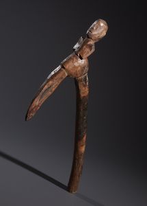 Mossi - Burkina Faso : Nello stile di Bastone-Insegna di  comando con personaggio antropomorfo e becco d'uccello in legno duro a patina marrone  - Asta Asta 444 | AFRICA, OCEANIA E AMERICHE - ARTIGIANATO AFRICANO: VARI COMMITTENTI E SELEZIONE DALLA COLLEZIONE BARTOLOMUCCI Online - Associazione Nazionale - Case d'Asta italiane