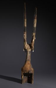 Kurumba - Burkina Faso : Nello stile di Maschera zoomorfa in legno, pigmenti e conchiglie  - Asta Asta 444 | AFRICA, OCEANIA E AMERICHE - ARTIGIANATO AFRICANO: VARI COMMITTENTI E SELEZIONE DALLA COLLEZIONE BARTOLOMUCCI Online - Associazione Nazionale - Case d'Asta italiane