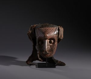 Kuba - Repubblica democratica del Congo - Nello stile di Maschera-copricapo antropomorfa  in legno, rafia, tessuto e pigmenti