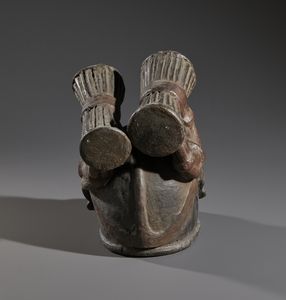 Yoruba -Nigeria : Nello stile di Maschera  a casco in forma antropomorfa in legno a patina scura  e pigmenti  - Asta Asta 444 | AFRICA, OCEANIA E AMERICHE - ARTIGIANATO AFRICANO: VARI COMMITTENTI E SELEZIONE DALLA COLLEZIONE BARTOLOMUCCI Online - Associazione Nazionale - Case d'Asta italiane