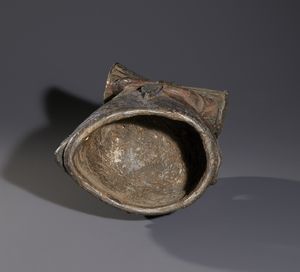 Yoruba -Nigeria : Nello stile di Maschera  a casco in forma antropomorfa in legno a patina scura  e pigmenti  - Asta Asta 444 | AFRICA, OCEANIA E AMERICHE - ARTIGIANATO AFRICANO: VARI COMMITTENTI E SELEZIONE DALLA COLLEZIONE BARTOLOMUCCI Online - Associazione Nazionale - Case d'Asta italiane