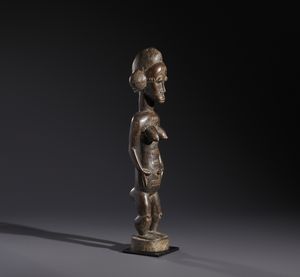 Baule - Costa d'Avorio : Nello stile di Scultura antropomorfa femminile  in legno duro a patina marrone  - Asta Asta 444 | AFRICA, OCEANIA E AMERICHE - ARTIGIANATO AFRICANO: VARI COMMITTENTI E SELEZIONE DALLA COLLEZIONE BARTOLOMUCCI Online - Associazione Nazionale - Case d'Asta italiane