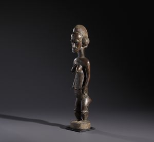 Baule - Costa d'Avorio : Nello stile di Scultura antropomorfa femminile  in legno duro a patina marrone  - Asta Asta 444 | AFRICA, OCEANIA E AMERICHE - ARTIGIANATO AFRICANO: VARI COMMITTENTI E SELEZIONE DALLA COLLEZIONE BARTOLOMUCCI Online - Associazione Nazionale - Case d'Asta italiane