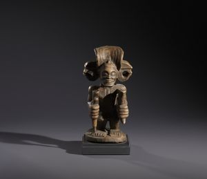 Chokwe - Repubblica Democratica del Congo : Nello stile di Scultura antropomorfa  in legno a patina chiara  - Asta Asta 444 | AFRICA, OCEANIA E AMERICHE - ARTIGIANATO AFRICANO: VARI COMMITTENTI E SELEZIONE DALLA COLLEZIONE BARTOLOMUCCI Online - Associazione Nazionale - Case d'Asta italiane