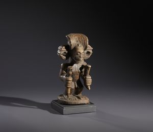 Chokwe - Repubblica Democratica del Congo : Nello stile di Scultura antropomorfa  in legno a patina chiara  - Asta Asta 444 | AFRICA, OCEANIA E AMERICHE - ARTIGIANATO AFRICANO: VARI COMMITTENTI E SELEZIONE DALLA COLLEZIONE BARTOLOMUCCI Online - Associazione Nazionale - Case d'Asta italiane