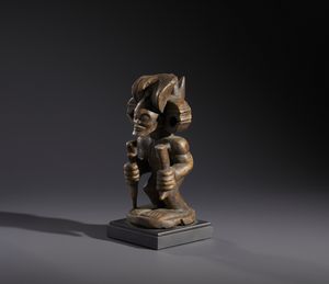Chokwe - Repubblica Democratica del Congo : Nello stile di Scultura antropomorfa  in legno a patina chiara  - Asta Asta 444 | AFRICA, OCEANIA E AMERICHE - ARTIGIANATO AFRICANO: VARI COMMITTENTI E SELEZIONE DALLA COLLEZIONE BARTOLOMUCCI Online - Associazione Nazionale - Case d'Asta italiane