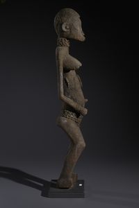 Senufo - Costa d'Avorio/Mali/Burkina Faso : Nello stile di Grande scultura antropomorfa in legno a patina nera crostosa e fibre  - Asta Asta 444 | AFRICA, OCEANIA E AMERICHE - ARTIGIANATO AFRICANO: VARI COMMITTENTI E SELEZIONE DALLA COLLEZIONE BARTOLOMUCCI Online - Associazione Nazionale - Case d'Asta italiane