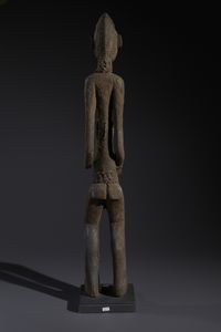 Senufo - Costa d'Avorio/Mali/Burkina Faso : Nello stile di Grande scultura antropomorfa in legno a patina nera crostosa e fibre  - Asta Asta 444 | AFRICA, OCEANIA E AMERICHE - ARTIGIANATO AFRICANO: VARI COMMITTENTI E SELEZIONE DALLA COLLEZIONE BARTOLOMUCCI Online - Associazione Nazionale - Case d'Asta italiane