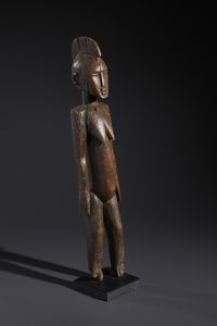Mossi - Burkina Faso : Nello stile di Scultura antropomorfa femminile in legno a patina  marrone  - Asta Asta 444 | AFRICA, OCEANIA E AMERICHE - ARTIGIANATO AFRICANO: VARI COMMITTENTI E SELEZIONE DALLA COLLEZIONE BARTOLOMUCCI Online - Associazione Nazionale - Case d'Asta italiane