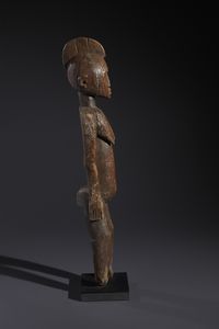 Mossi - Burkina Faso : Nello stile di Scultura antropomorfa femminile in legno a patina  marrone  - Asta Asta 444 | AFRICA, OCEANIA E AMERICHE - ARTIGIANATO AFRICANO: VARI COMMITTENTI E SELEZIONE DALLA COLLEZIONE BARTOLOMUCCI Online - Associazione Nazionale - Case d'Asta italiane