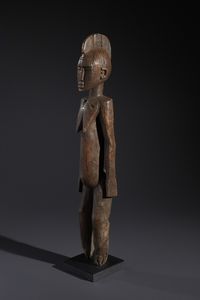 Mossi - Burkina Faso : Nello stile di Scultura antropomorfa femminile in legno a patina  marrone  - Asta Asta 444 | AFRICA, OCEANIA E AMERICHE - ARTIGIANATO AFRICANO: VARI COMMITTENTI E SELEZIONE DALLA COLLEZIONE BARTOLOMUCCI Online - Associazione Nazionale - Case d'Asta italiane