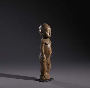 Lobi - Burkina Faso/Costa d'Avorio : Nello stile diScultura antropomorfa in legno duro a patina naturale  - Asta Asta 444 | AFRICA, OCEANIA E AMERICHE - ARTIGIANATO AFRICANO: VARI COMMITTENTI E SELEZIONE DALLA COLLEZIONE BARTOLOMUCCI Online - Associazione Nazionale - Case d'Asta italiane