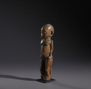 Lobi - Burkina Faso/Costa d'Avorio : Nello stile diScultura antropomorfa in legno duro a patina naturale  - Asta Asta 444 | AFRICA, OCEANIA E AMERICHE - ARTIGIANATO AFRICANO: VARI COMMITTENTI E SELEZIONE DALLA COLLEZIONE BARTOLOMUCCI Online - Associazione Nazionale - Case d'Asta italiane