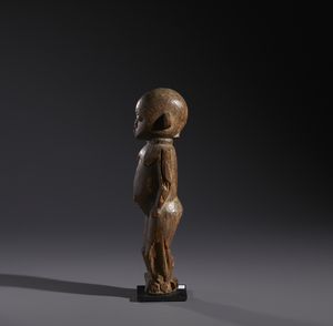 Lobi - Burkina Faso/Costa d'Avorio : Nello stile diScultura antropomorfa in legno duro a patina naturale  - Asta Asta 444 | AFRICA, OCEANIA E AMERICHE - ARTIGIANATO AFRICANO: VARI COMMITTENTI E SELEZIONE DALLA COLLEZIONE BARTOLOMUCCI Online - Associazione Nazionale - Case d'Asta italiane