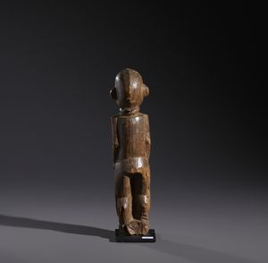 Lobi - Burkina Faso/Costa d'Avorio : Nello stile diScultura antropomorfa in legno duro a patina naturale  - Asta Asta 444 | AFRICA, OCEANIA E AMERICHE - ARTIGIANATO AFRICANO: VARI COMMITTENTI E SELEZIONE DALLA COLLEZIONE BARTOLOMUCCI Online - Associazione Nazionale - Case d'Asta italiane