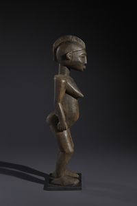 Lobi - Burkina Faso/Costa d'Avorio : Nello stile di Scultura antropomorfa femminile  legno a patina scura  - Asta Asta 444 | AFRICA, OCEANIA E AMERICHE - ARTIGIANATO AFRICANO: VARI COMMITTENTI E SELEZIONE DALLA COLLEZIONE BARTOLOMUCCI Online - Associazione Nazionale - Case d'Asta italiane
