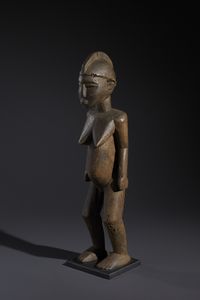 Lobi - Burkina Faso/Costa d'Avorio : Nello stile di Scultura antropomorfa femminile  legno a patina scura  - Asta Asta 444 | AFRICA, OCEANIA E AMERICHE - ARTIGIANATO AFRICANO: VARI COMMITTENTI E SELEZIONE DALLA COLLEZIONE BARTOLOMUCCI Online - Associazione Nazionale - Case d'Asta italiane