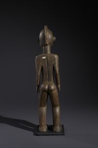 Lobi - Burkina Faso/Costa d'Avorio : Nello stile di Scultura antropomorfa femminile  legno a patina scura  - Asta Asta 444 | AFRICA, OCEANIA E AMERICHE - ARTIGIANATO AFRICANO: VARI COMMITTENTI E SELEZIONE DALLA COLLEZIONE BARTOLOMUCCI Online - Associazione Nazionale - Case d'Asta italiane