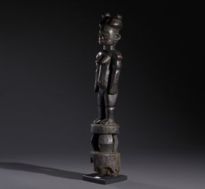 Tiv - Nigeria : Nello stile di Scultura antropomorfa femminile con elaborata acconciatura su piedistalloLegno duro a patina nera  - Asta Asta 444 | AFRICA, OCEANIA E AMERICHE - ARTIGIANATO AFRICANO: VARI COMMITTENTI E SELEZIONE DALLA COLLEZIONE BARTOLOMUCCI Online - Associazione Nazionale - Case d'Asta italiane