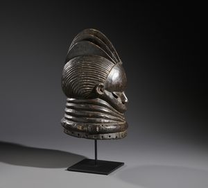 Mende - Sierra Leone : Nello stile di Maschera a casco antropomorfa  in legno duro a patina nera  - Asta Asta 444 | AFRICA, OCEANIA E AMERICHE - ARTIGIANATO AFRICANO: VARI COMMITTENTI E SELEZIONE DALLA COLLEZIONE BARTOLOMUCCI Online - Associazione Nazionale - Case d'Asta italiane