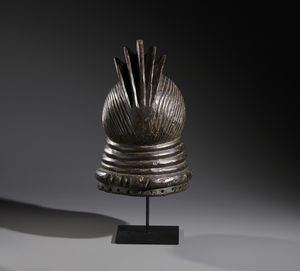 Mende - Sierra Leone : Nello stile di Maschera a casco antropomorfa  in legno duro a patina nera  - Asta Asta 444 | AFRICA, OCEANIA E AMERICHE - ARTIGIANATO AFRICANO: VARI COMMITTENTI E SELEZIONE DALLA COLLEZIONE BARTOLOMUCCI Online - Associazione Nazionale - Case d'Asta italiane