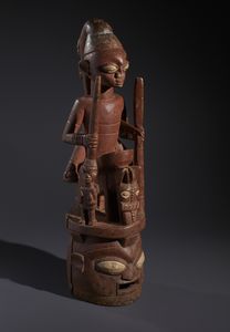 Yoruba -Nigeria : Nello stile di Grande maschera a casco sormontato da cavaliere a cavallo ed una piccola figura antropomorfa in legno a patina bruno rossastra, caolino e pigmenti  - Asta Asta 444 | AFRICA, OCEANIA E AMERICHE - ARTIGIANATO AFRICANO: VARI COMMITTENTI E SELEZIONE DALLA COLLEZIONE BARTOLOMUCCI Online - Associazione Nazionale - Case d'Asta italiane