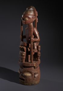 Yoruba -Nigeria : Nello stile di Grande maschera a casco sormontato da cavaliere a cavallo ed una piccola figura antropomorfa in legno a patina bruno rossastra, caolino e pigmenti  - Asta Asta 444 | AFRICA, OCEANIA E AMERICHE - ARTIGIANATO AFRICANO: VARI COMMITTENTI E SELEZIONE DALLA COLLEZIONE BARTOLOMUCCI Online - Associazione Nazionale - Case d'Asta italiane