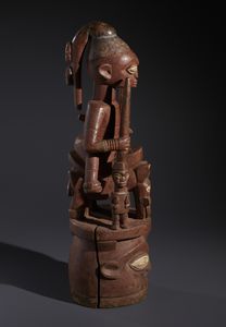 Yoruba -Nigeria : Nello stile di Grande maschera a casco sormontato da cavaliere a cavallo ed una piccola figura antropomorfa in legno a patina bruno rossastra, caolino e pigmenti  - Asta Asta 444 | AFRICA, OCEANIA E AMERICHE - ARTIGIANATO AFRICANO: VARI COMMITTENTI E SELEZIONE DALLA COLLEZIONE BARTOLOMUCCI Online - Associazione Nazionale - Case d'Asta italiane
