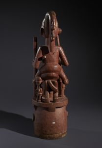 Yoruba -Nigeria : Nello stile di Grande maschera a casco sormontato da cavaliere a cavallo ed una piccola figura antropomorfa in legno a patina bruno rossastra, caolino e pigmenti  - Asta Asta 444 | AFRICA, OCEANIA E AMERICHE - ARTIGIANATO AFRICANO: VARI COMMITTENTI E SELEZIONE DALLA COLLEZIONE BARTOLOMUCCI Online - Associazione Nazionale - Case d'Asta italiane