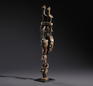 Guro - Costa d'Avorio : Nello stile di Maschera con elaborata acconciatura decorata con figure di uccelli e con  sostegno in forma di scultura antropomorfa Legno duro a patina marrone  - Asta Asta 444 | AFRICA, OCEANIA E AMERICHE - ARTIGIANATO AFRICANO: VARI COMMITTENTI E SELEZIONE DALLA COLLEZIONE BARTOLOMUCCI Online - Associazione Nazionale - Case d'Asta italiane