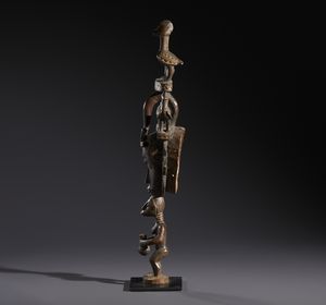 Guro - Costa d'Avorio : Nello stile di Maschera con elaborata acconciatura decorata con figure di uccelli e con  sostegno in forma di scultura antropomorfa Legno duro a patina marrone  - Asta Asta 444 | AFRICA, OCEANIA E AMERICHE - ARTIGIANATO AFRICANO: VARI COMMITTENTI E SELEZIONE DALLA COLLEZIONE BARTOLOMUCCI Online - Associazione Nazionale - Case d'Asta italiane