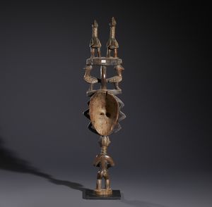 Guro - Costa d'Avorio : Nello stile di Maschera con elaborata acconciatura decorata con figure di uccelli e con  sostegno in forma di scultura antropomorfa Legno duro a patina marrone  - Asta Asta 444 | AFRICA, OCEANIA E AMERICHE - ARTIGIANATO AFRICANO: VARI COMMITTENTI E SELEZIONE DALLA COLLEZIONE BARTOLOMUCCI Online - Associazione Nazionale - Case d'Asta italiane