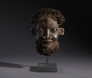 Bamoun - Camerun (Grassland) - Nello stile di Maschera-copricapo antropomorfa in legno duro a patina scura, fibre e capelli