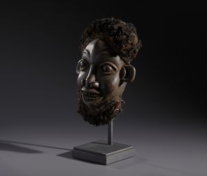 Bamoun - Camerun (Grassland) : Nello stile di Maschera-copricapo antropomorfa in legno duro a patina scura, fibre e capelli  - Asta Asta 444 | AFRICA, OCEANIA E AMERICHE - ARTIGIANATO AFRICANO: VARI COMMITTENTI E SELEZIONE DALLA COLLEZIONE BARTOLOMUCCI Online - Associazione Nazionale - Case d'Asta italiane