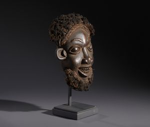Bamoun - Camerun (Grassland) : Nello stile di Maschera-copricapo antropomorfa in legno duro a patina scura, fibre e capelli  - Asta Asta 444 | AFRICA, OCEANIA E AMERICHE - ARTIGIANATO AFRICANO: VARI COMMITTENTI E SELEZIONE DALLA COLLEZIONE BARTOLOMUCCI Online - Associazione Nazionale - Case d'Asta italiane